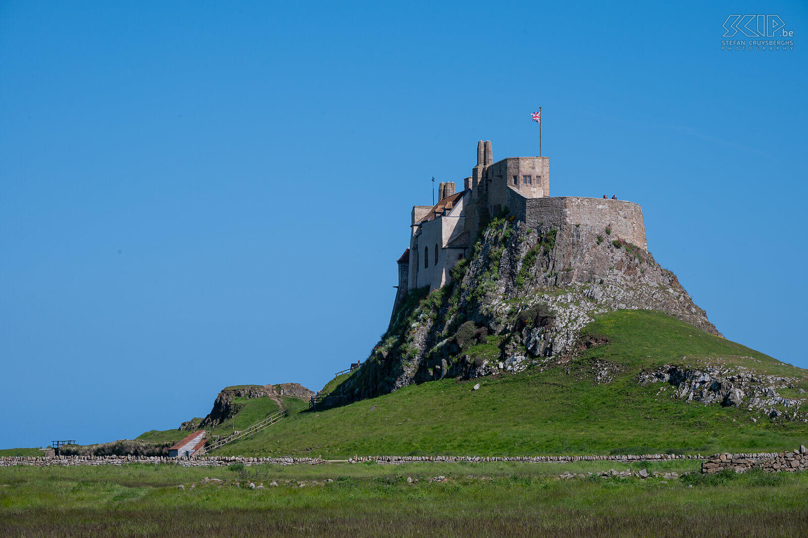 Lindisfarne Castle North of Seahouses on the English east coast you will find the impressive Holy Island, also called Lindisfarne: a rock island with beaches and mudflats and a castle. At high tide the island is completely surrounded by the North Sea. Stefan Cruysberghs